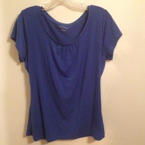 Nice fitting bright blue shirt, fits more like a M